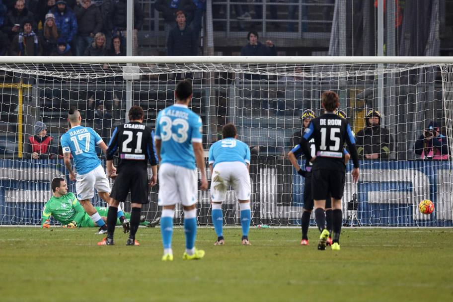 Hamsik segna il primo rigore della partita: Atalanta-Napoli 0-1. Ansa